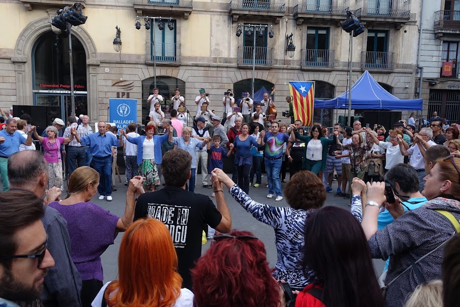 メルセ祭　カタルーニャ地方の伝統舞踊サルダナ（Ballada de sardanes）
