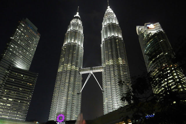 Wieże Petronas w nocy