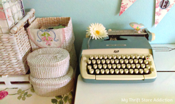 Thrift store vintage typewriter scored for .25! mythriftstoreaddiction.blogspot.com vintage typewriter