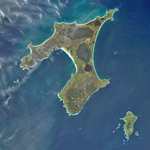 El pueblo que se negó a combatir Chatham_Islands_from_space_ISS005-E-15265