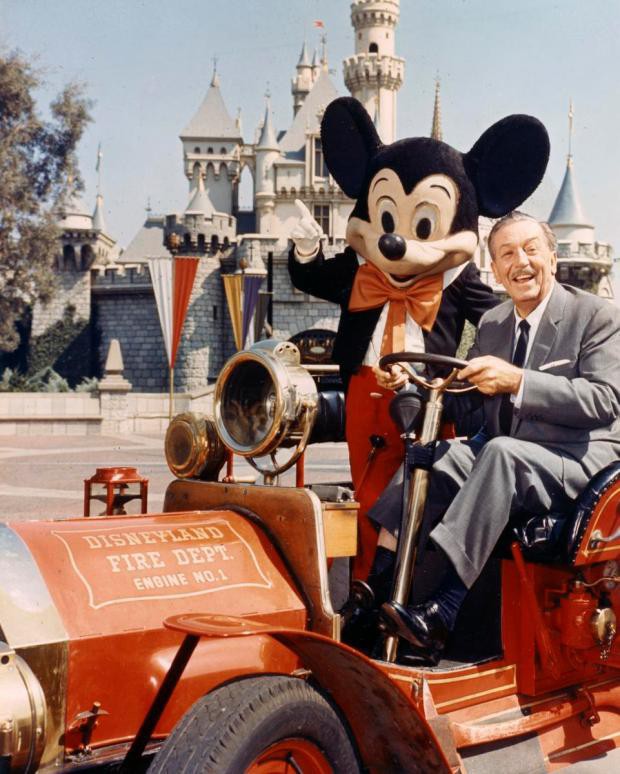 7 bài học cuộc sống từ ông vua giải trí Walt Disney: Thôi ảo tưởng, những giấc mơ cần rất nhiều tiền và muốn có tiền, đầu tiên hãy học cách bán hàng! 