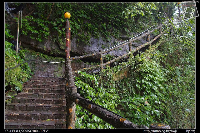 2013-04-12 基隆二日遊(3)十分瀑布-台灣的尼加拉大瀑布_下去的路還挺滑的！下雨天要小心~!               