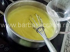 Prajitura simpla preparare reteta crema - aromam cu esenta de vanilie