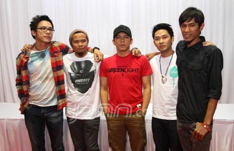 YUS2812 WEBBLOG: Video Klip & Lirik Lagu "Separuh Aku" Noah Band