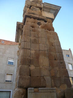 Dístilo de Zalamea de la Serena. Pilastras