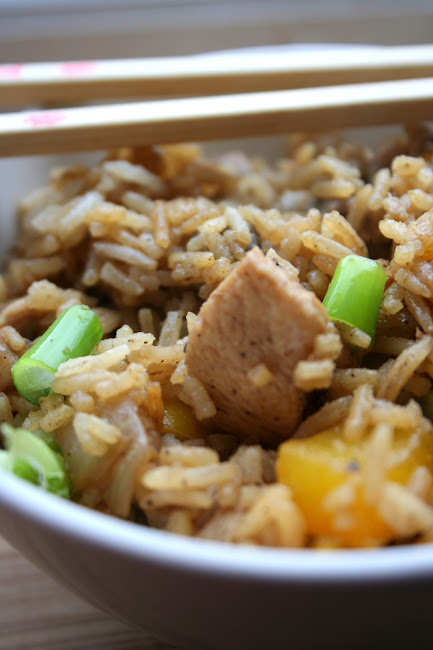 Smażony kurczak z ryżem po chińsku