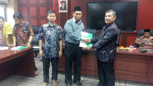 Penyerahan SK Oleh Direktur Diktis (Prof. Dr. Amsal Bakhtiar) kepada Ketua Sekolah Tinggi Ilmu Syariah Hidayatullag Balikpapan (Dr. Abdurrohim, M.Si)