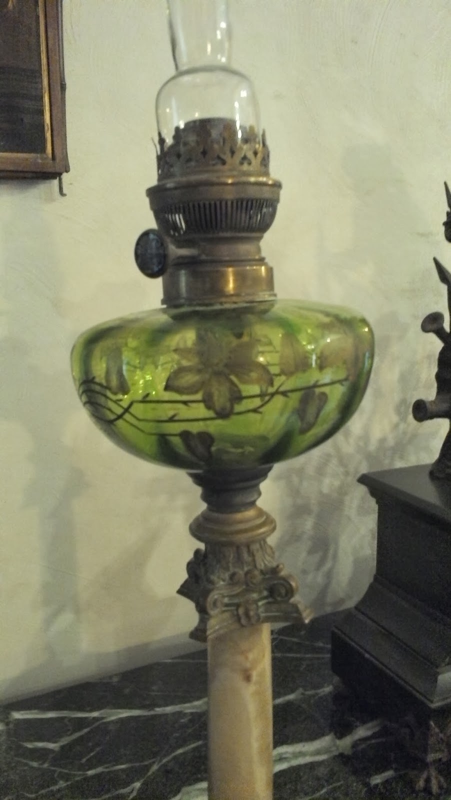 Lampe à pétrole ancienne en ouraline décor fleur émaillé - Collection