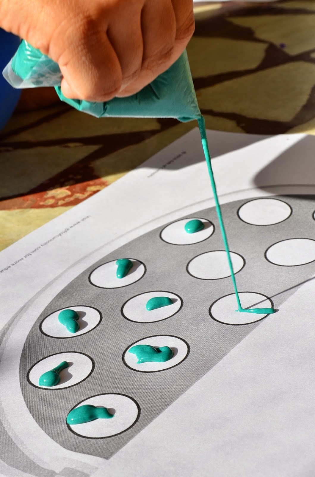 Practical Mom Kids Art Squeeze Paint using Disposable Baggies!