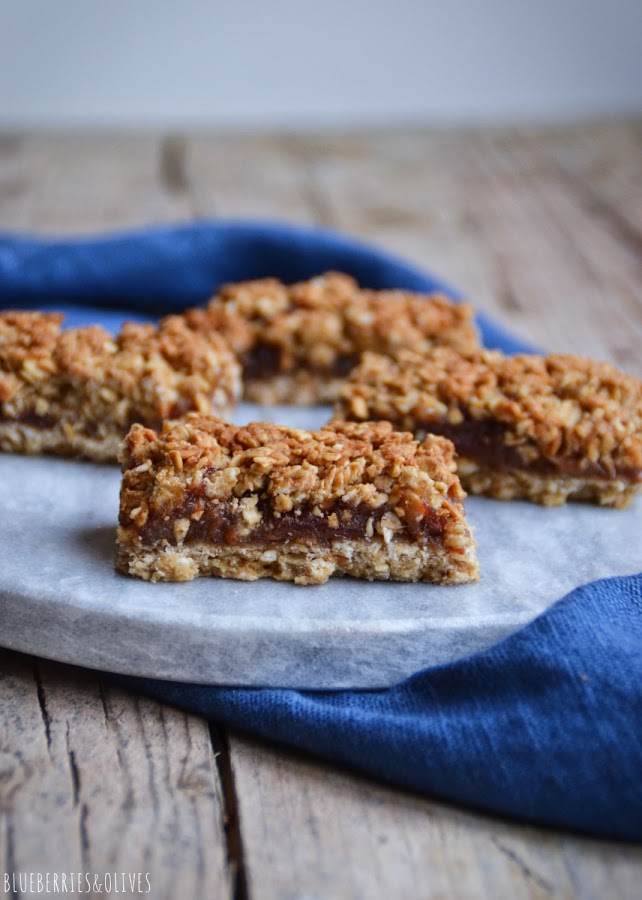 BARRITAS DE AVENA PILADAS SOBRE TABLA DE MÁRMOL, PAÑO DE LINO AZUL