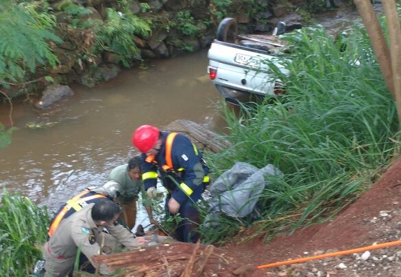 Ivaiporã: Mulher perde controle do veículo e cai em rio