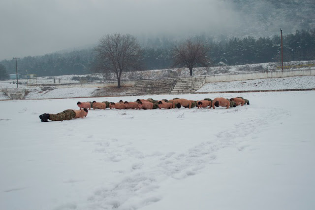 Οι Έλληνες Καταδρομείς εκπαιδεύονται σε χιονοσκεπές περιβάλλον [φωτό]  