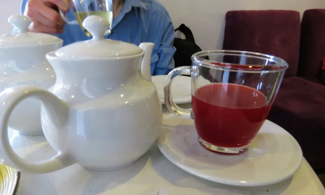 Places to eat in Cusco on a 3 day itinerary: fruit tea at La Valeriana