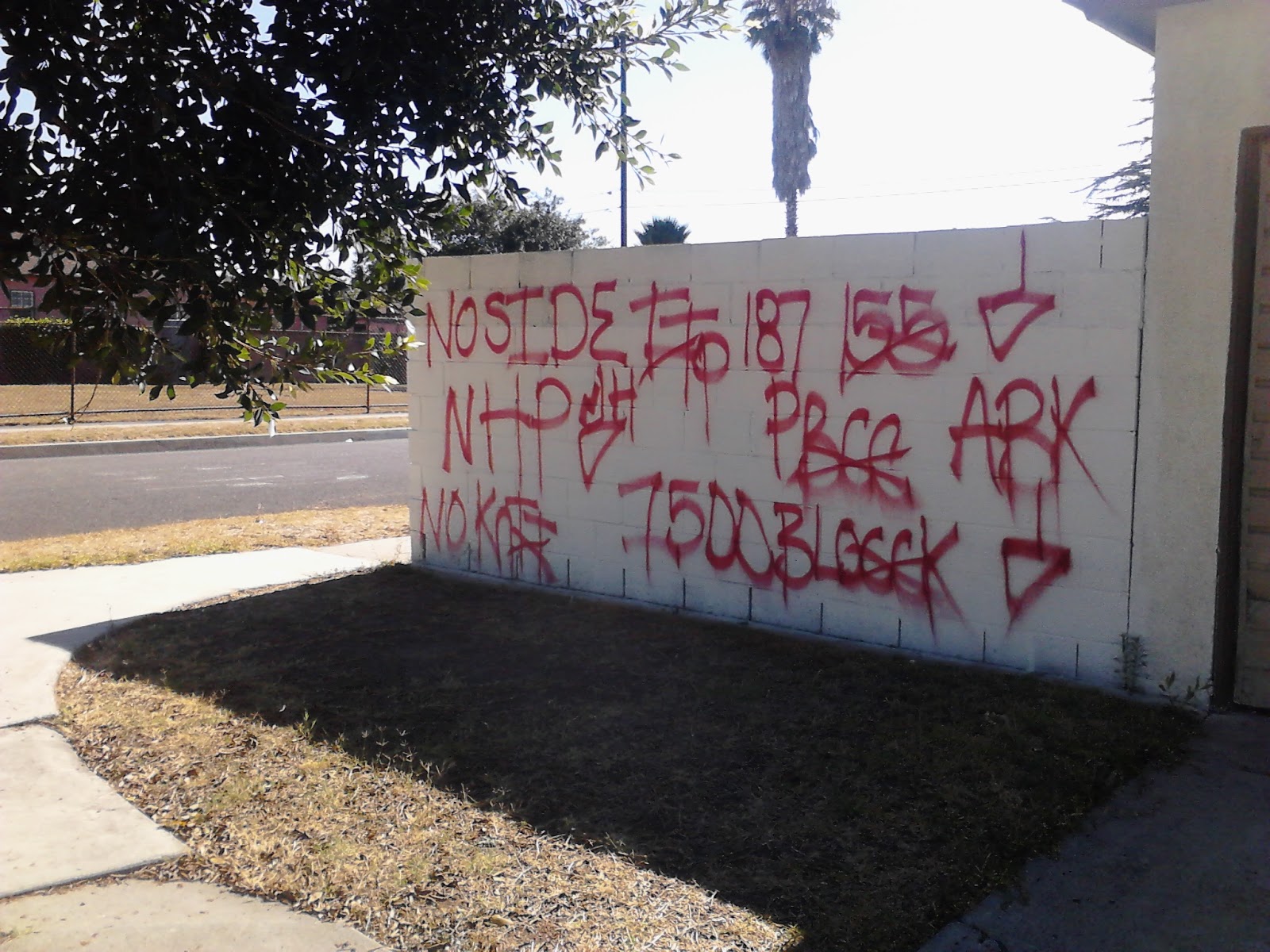 blood gangs graffiti neighborhood piru ( Compton , NHP )