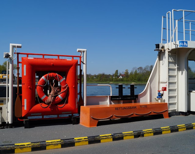 Vom Spielen, Schiffe gucken, Picknicken und Fähre fahren am Nord-Ostsee-Kanal. Kanal Fähre Sehestedt Überfahrt gratis kostenlos Fußgänger Fahrräder Motorräder PKWs Rettungsausrüstung