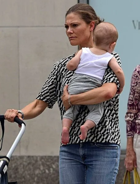 Crown Princess Victoria with Prince Oscar in New York, Crown princess Victoria style tods flat shoes