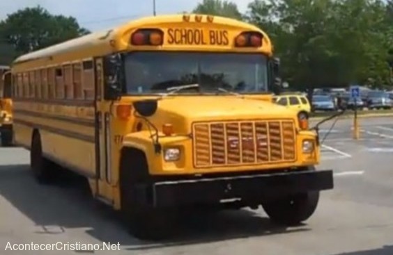 Estudiantes y conductor oran en bus escolar