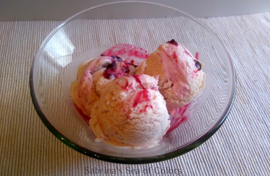 Helado_de_nata_y_cerezas_2