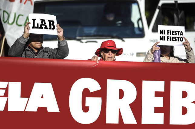 Concentración por el 12-O frente a la Delegación del Gobierno en Pamplona