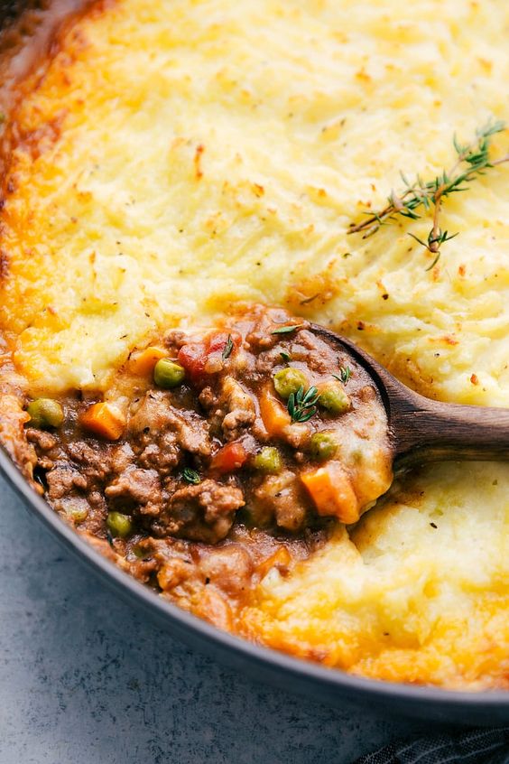 The ultimate BEST EVER Shepherd's Pie! A delicious and simple dinner! via chelseasmessyapron.com #shepherd #pie #dinner #casserole #easy #quick #holiday #leftover #leftovers #beef #gravy #vegetables #healthy #potatoes #mashed #kidfriendly