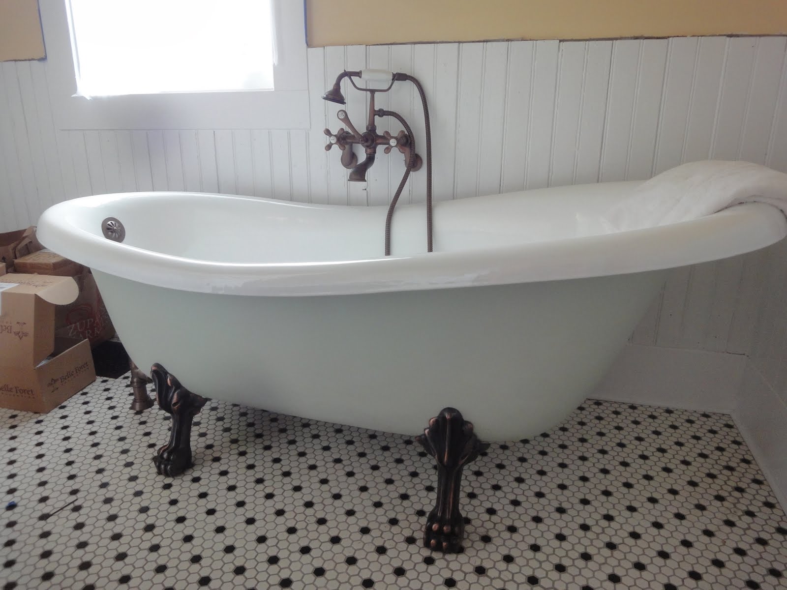 1900 Farmhouse Clawfoot Tub & Fixtures