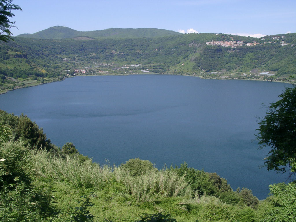 Di qua e di la LA SAGRA DELLE FRAGOLE A NEMI (The strawberry festival in Nemi) Di qua e di la LA SAGRA DELLE FRAGOLE A NEMI (The strawberry festival in Nemi)