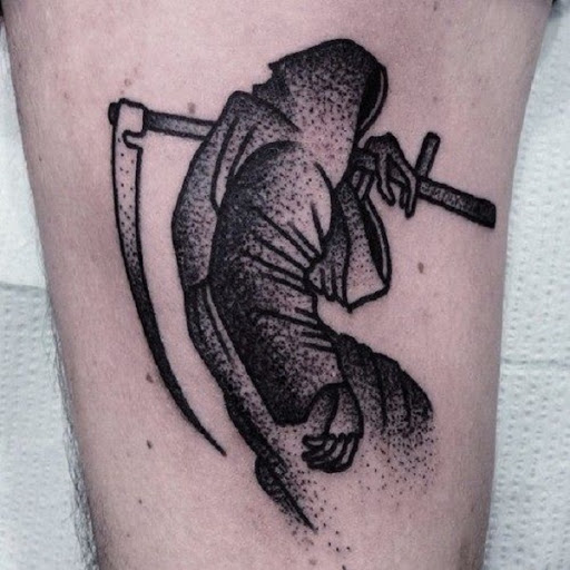 Um Grim Reaper desenho de tatuagem por Mike Adams. O reaper é visto estar virando as costas para o espectador, uma vez que gentilmente talos de distância, fora dos holofotes.
