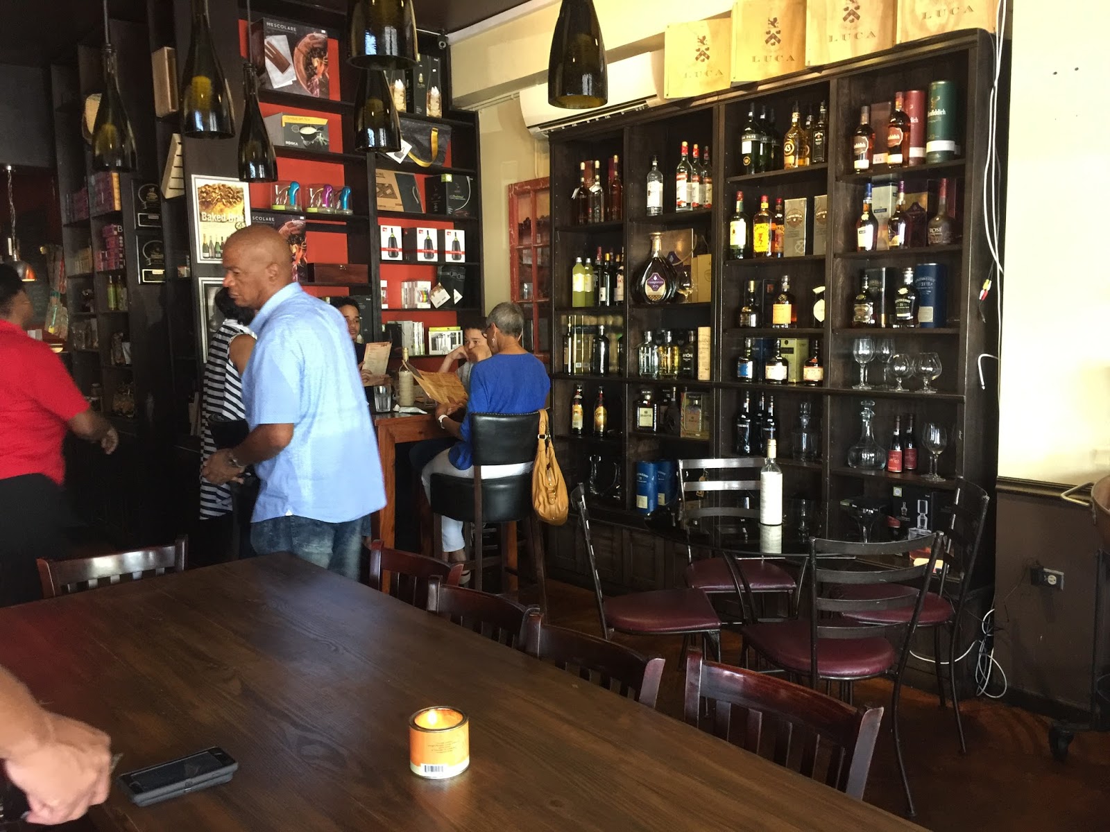 Wine Mise en abyme Uncorked, an international wine bar in the heart