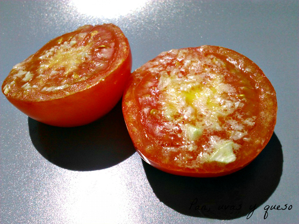 Tomates asados al ajo (tradicional o Pan, uvas y queso