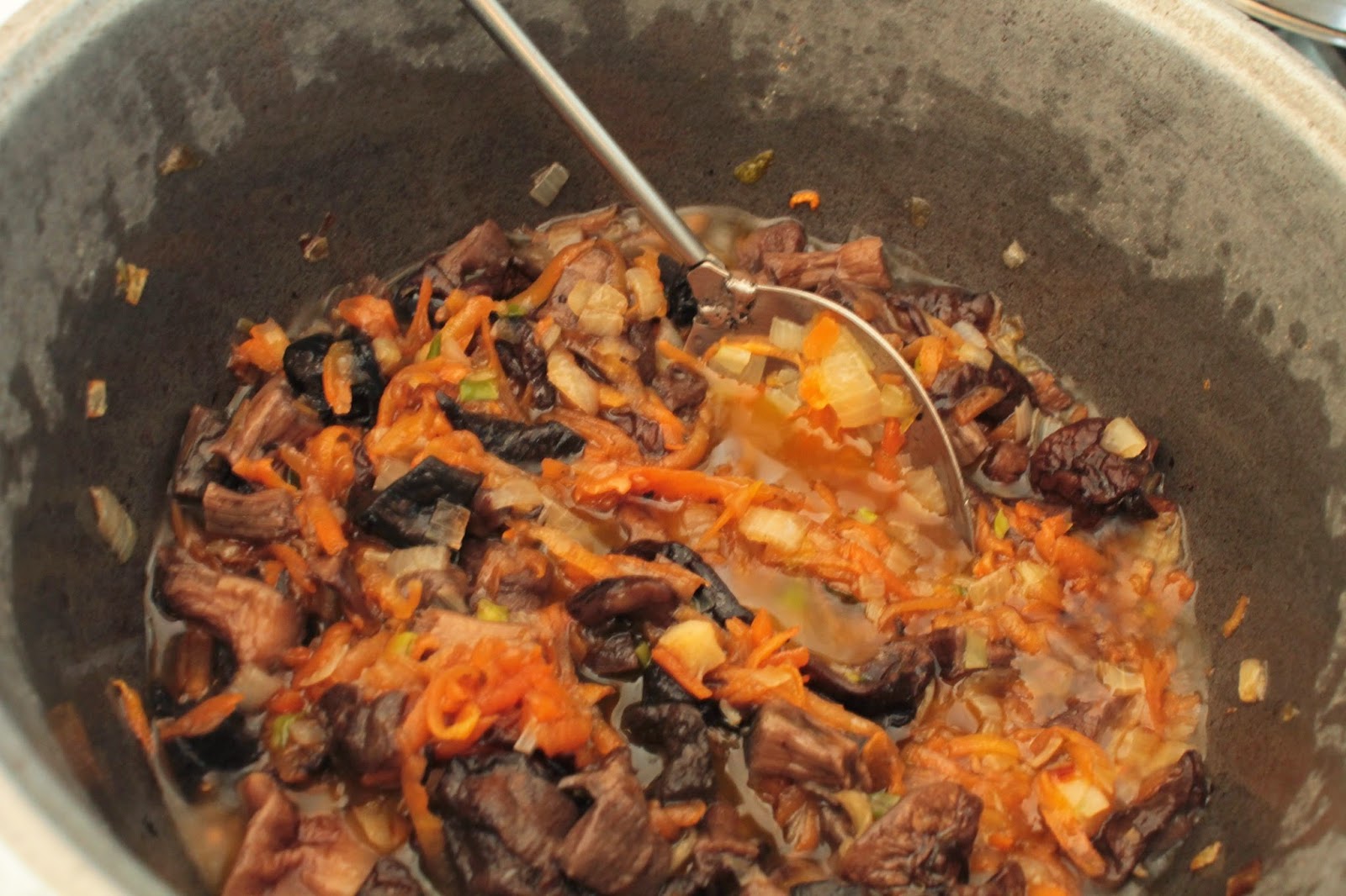 Капуста, тушенная с грибами и фасолью. Тушеная капуста с шампиньонами. Тушеная капуста с сушеными грибами. Тушеная капуста с сушеными грибами. Тушеная капуста с сушеными грибами.