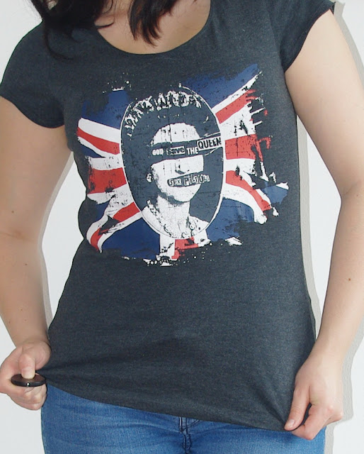 [Fashion] Punk's Not Dead: Sex Pistols & Black Jeans Blouse - God Save the Queen! 