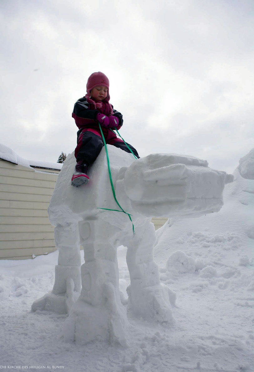 Lustiges Spassbild Kind - Mädchen reitet auf Schneeskulptur Star Wars