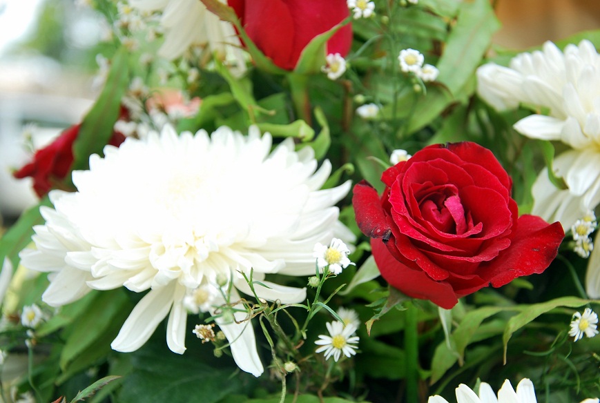 Bulaklak Decor Chrysanthemum and Rose