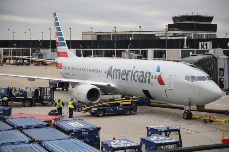 Feto trovato morto nel bagno di un aereo American Airlines.