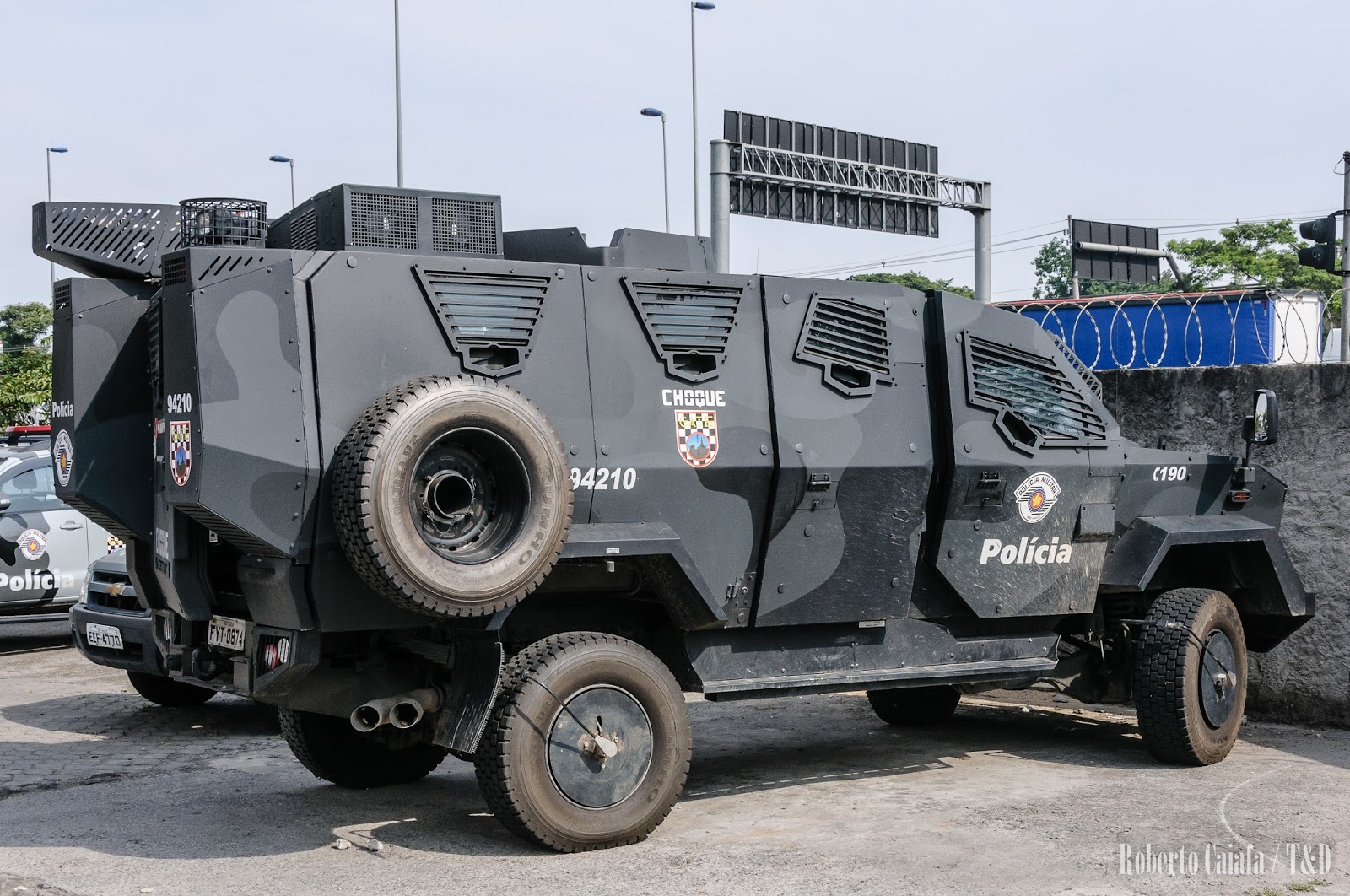 Um Carro De Polícia Azul Militar Blindado Enorme Em Kampala Foto Editorial  - Imagem de controle, defesa: 149291591