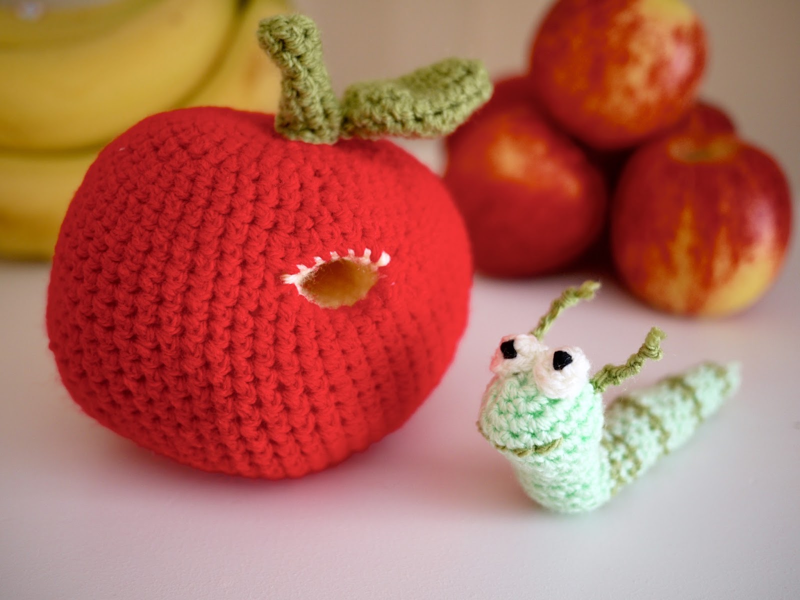 Вяжущий фрукт 4. Abbas+armud. Амигуруми фрукты. Вязаное яблоко крючком. Вязаные овощи.