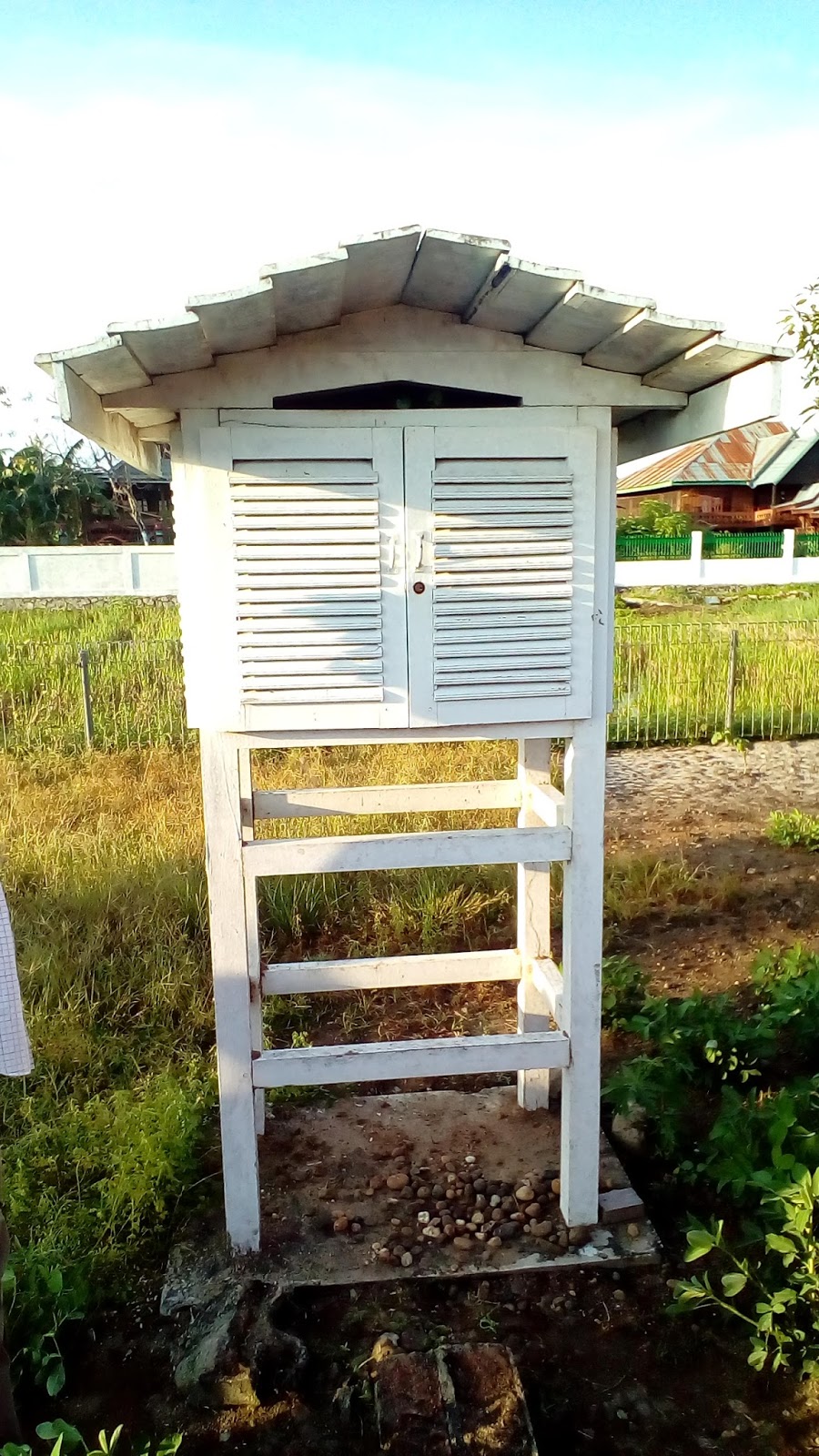 LAPORAN PRAKTIKUM AGROKLIMATOLOGI: Pengenalan Alat-alat Klimatologi