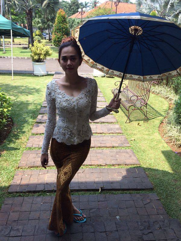 Foto Sexy Aura Kasih Pakai Kebaya | Model Sexy Indonesia