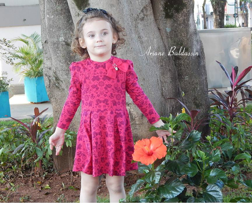 moda infantil vestido com tenis