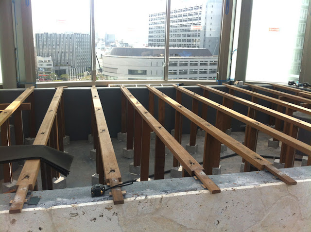 再生木デッキ材の屋上ステージ施工写真