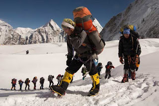 La ayuda de los Sherpas resulta fundamental en las expediciones