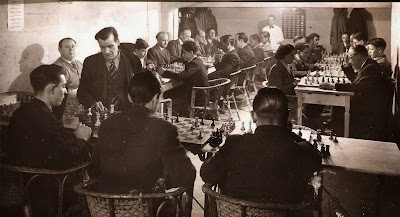 Josep Devesa Zaragoza en unas simultáneas de ajedrez en el Horta Alfil Club en 1946