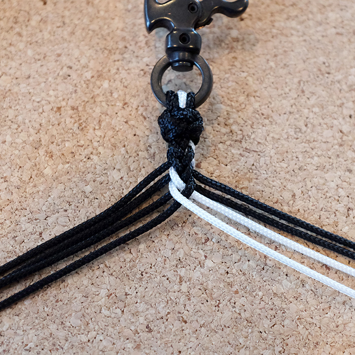 Paracord Lovers パラコードラヴァース １つの編み方三段活用 8 Strand Square Braidでtype 1 アクセサリー コードのオシャレな編み方 使い方 8 Strand Square Braid カメラストラップ キーホルダー リード ウォレットコード パラコード