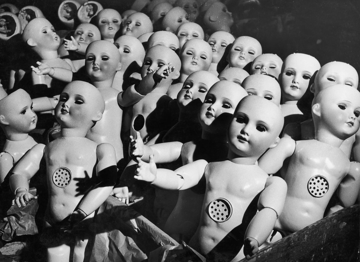 These 26 Vintage Photographs From Inside Old Doll Factories Will Make You Shudder vintage everyday