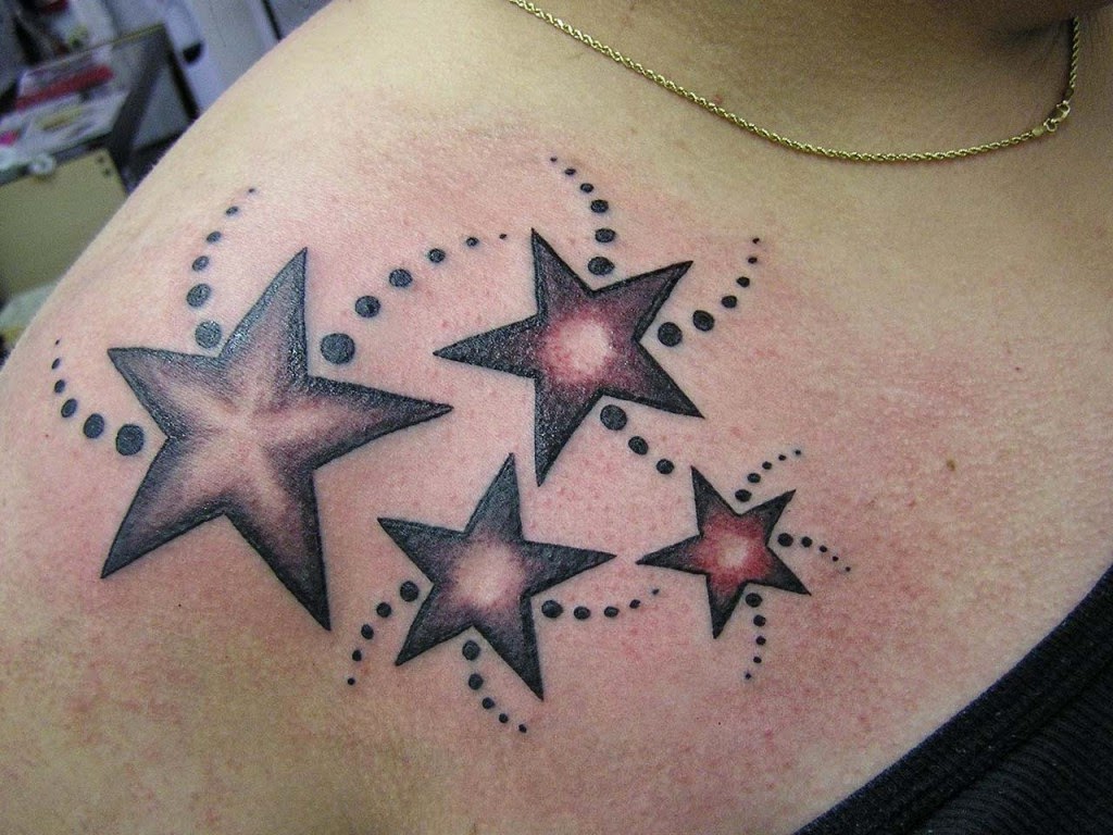 chica con tatuajes de estrellas femeninos y delicados