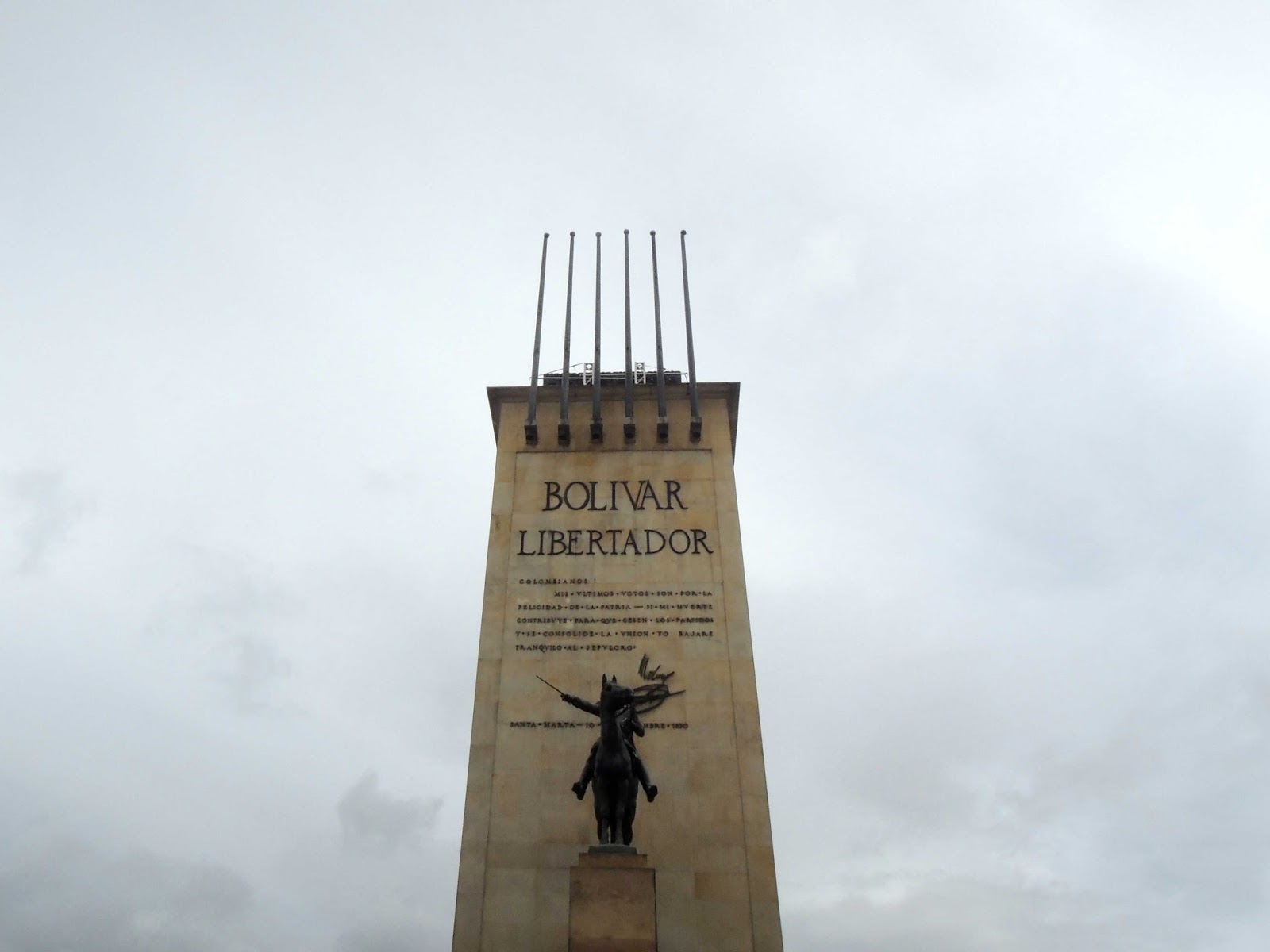 El Monumento a los Heroes es un sitio para hacer turismo en Bogotá