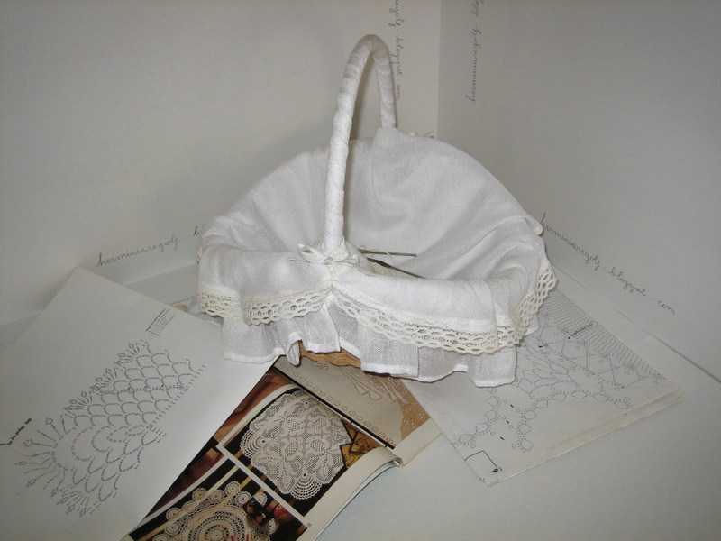 Cesto de mimbre forrado