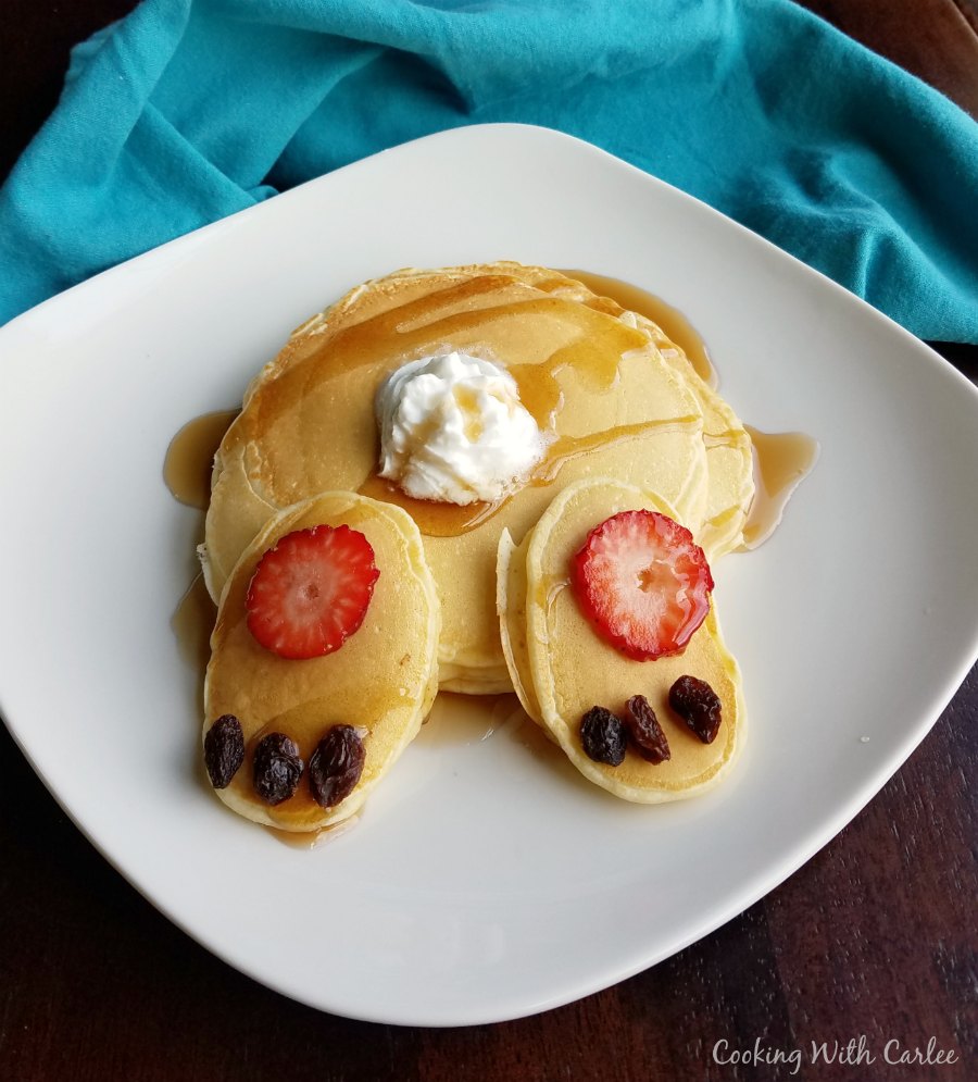 Make these adorable Easter Bunny pancakes for Easter breakfast!