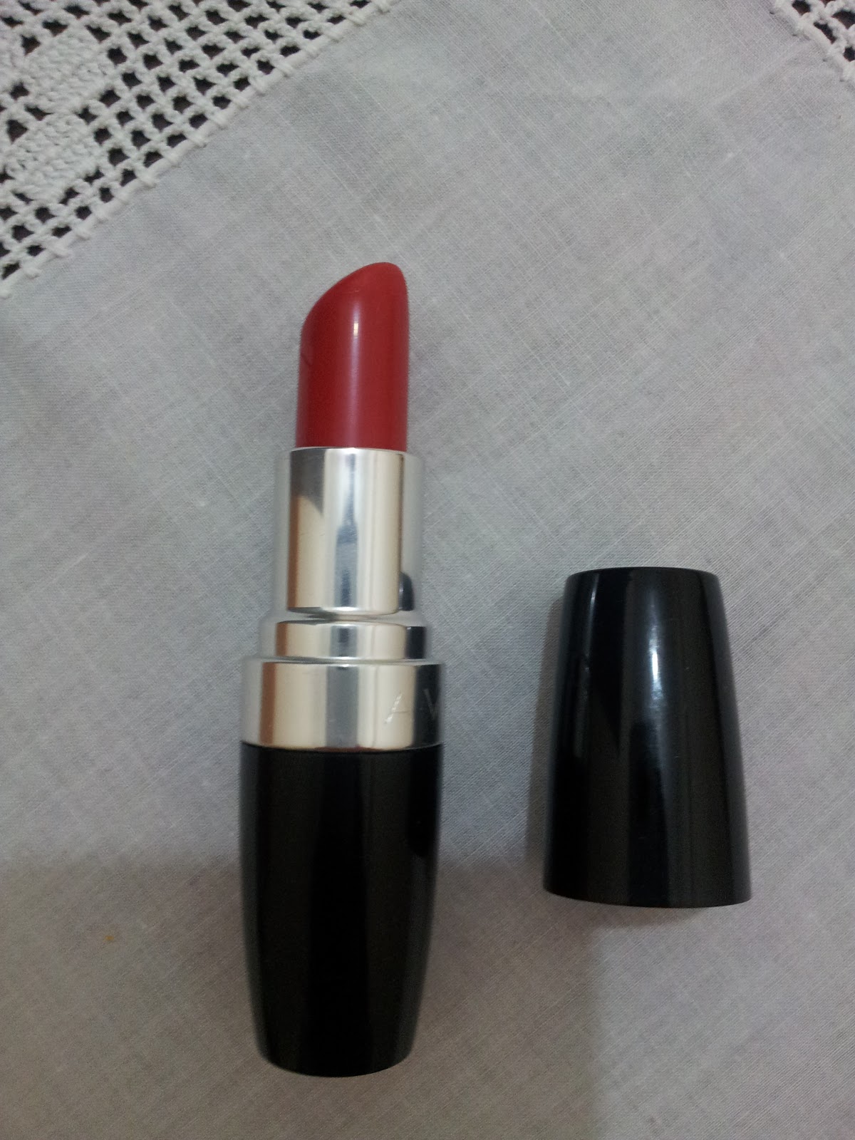 Makyajlı Kareler: AVON ULTRA COLOUR RİCH RUJ - RED 2000