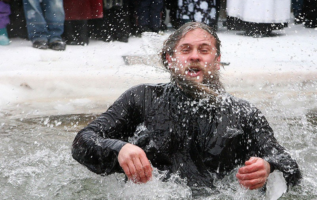 18 января 2014. Купание на крещение. Крещение прорубь. Снежное купание. Окунание в прорубь.